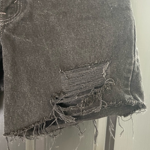 Levi black distressed shorts - fits like a 24 - Picture 3 of 9